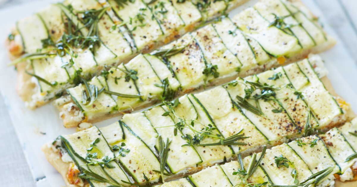 Une délicieuse pizza aux courgettes et au chèvre frais à découvrir