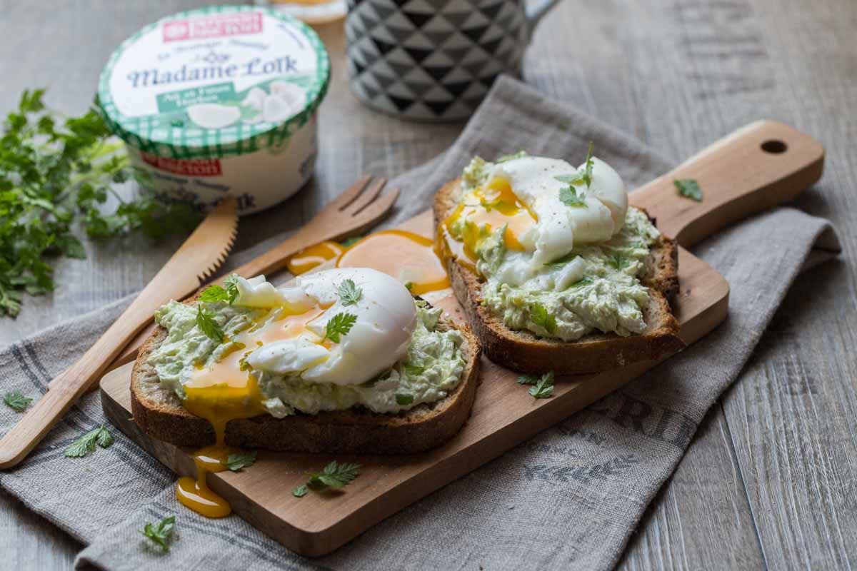 Tartines à l'avocat et fromage ail et fines herbes pour un brunch raffiné