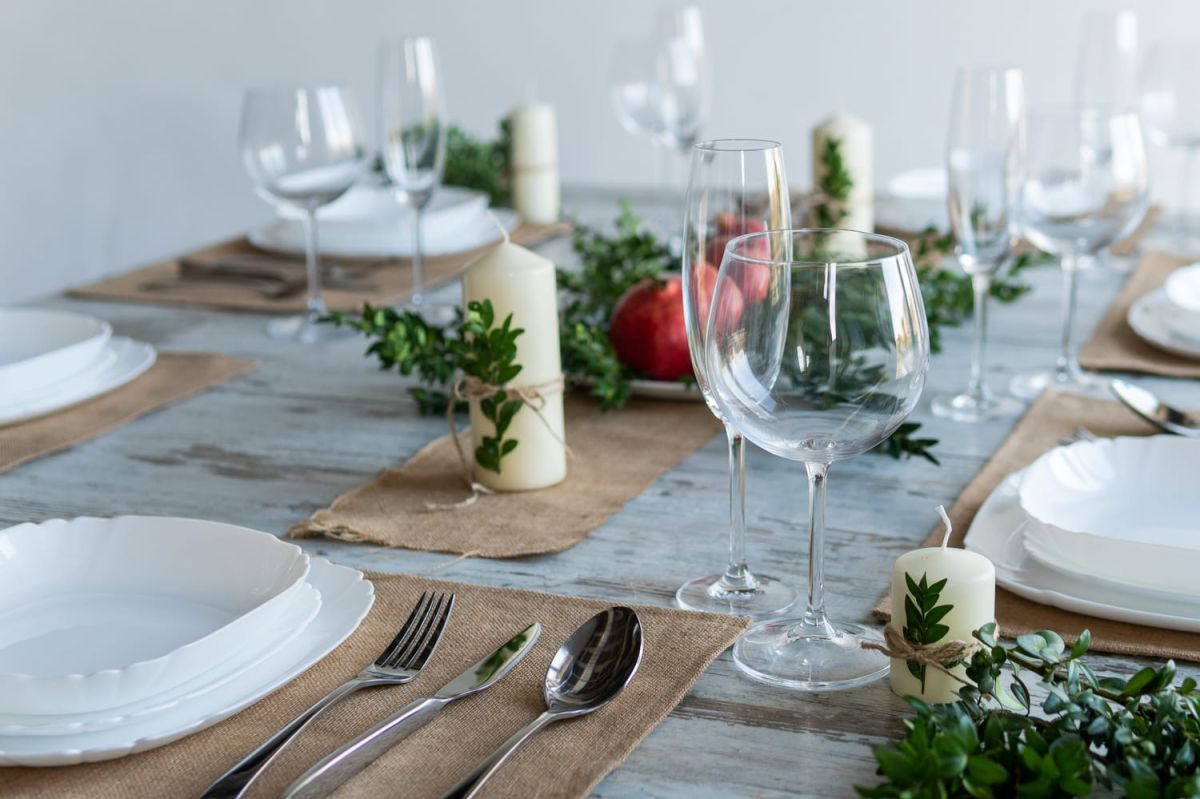 Les bonnes manières : où placer votre serviette de table ?