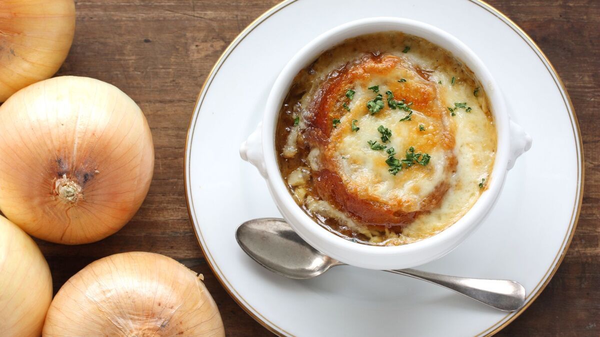 Savourez la tradition avec une soupe à l'oignon gratinée