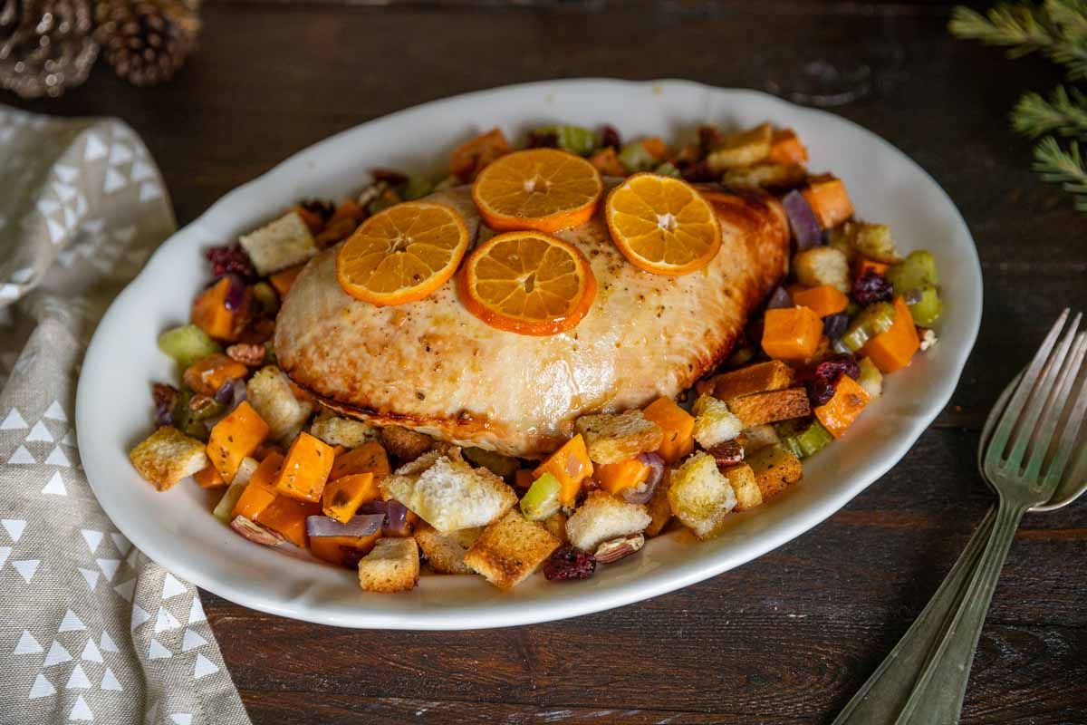 Filet de dinde rôti à la clémentine, farce aux croûtons et patates douces