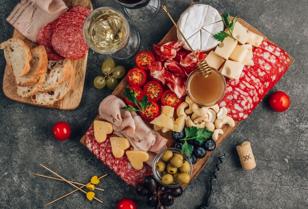 Cinq aliments à éviter pour une peau éclatante selon un médecin