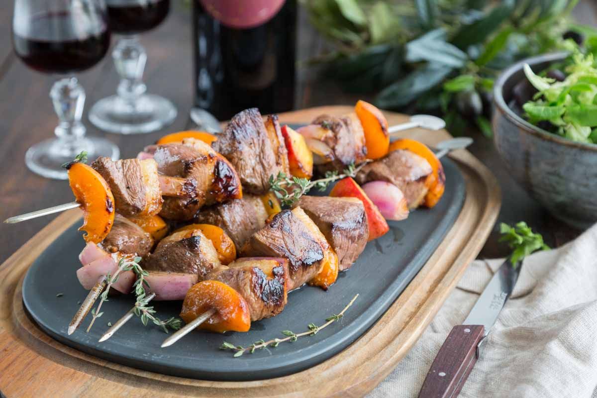 Brochettes de magret de canard, pêches et abricots