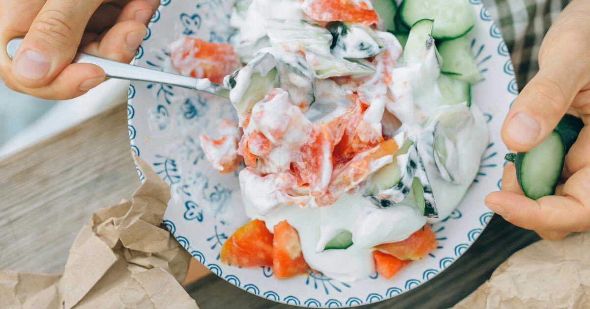 une salade légère au concombre et saumon pour vos journées estivales