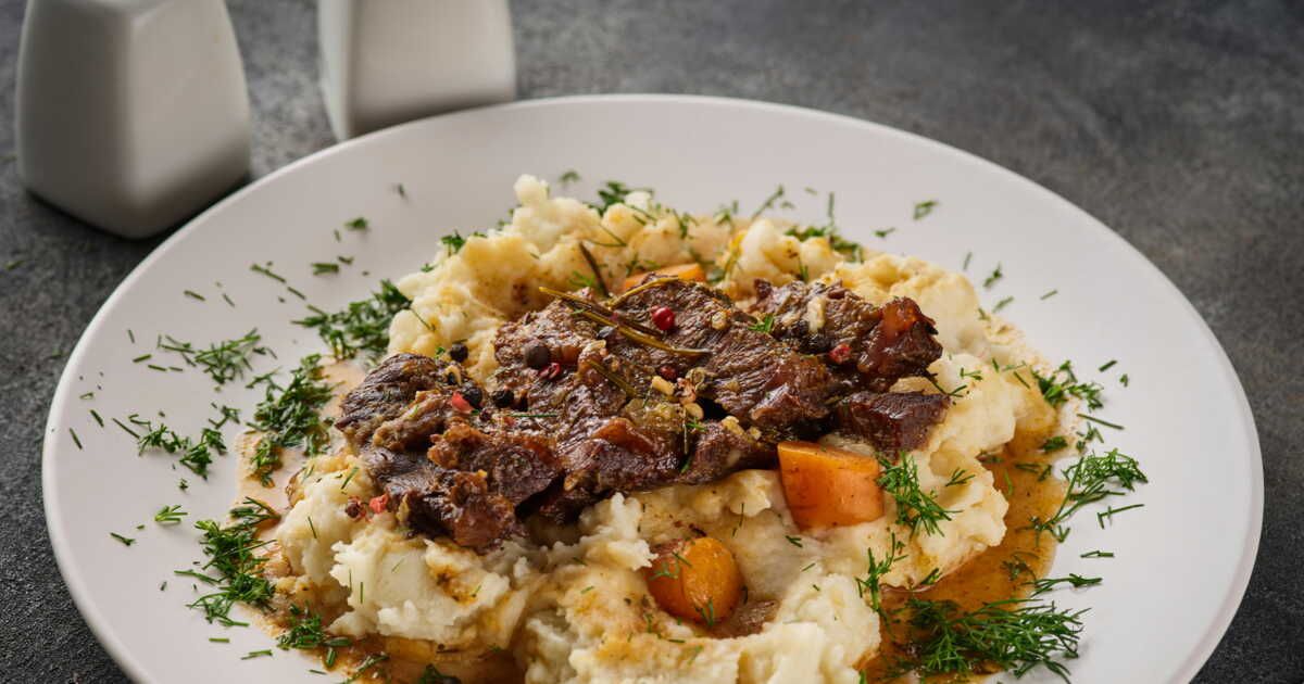 découvrez la joue de bœuf fondante et sa sauce au vin rouge, un délice à savourer