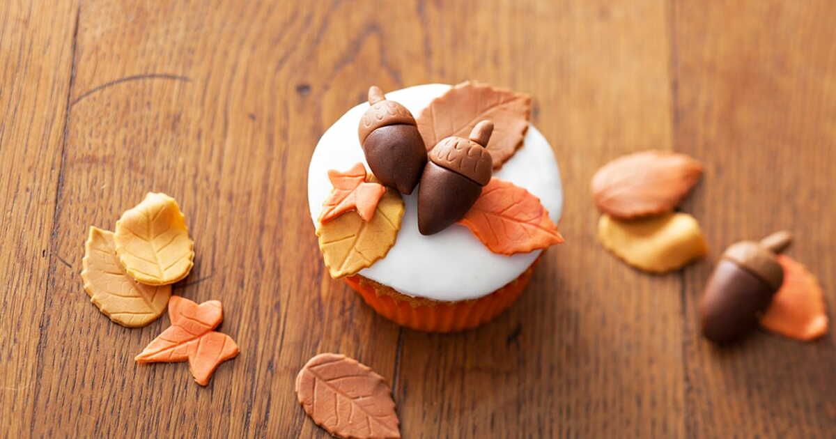 L'art délicat des feuilles d'automne en pâte à sucre