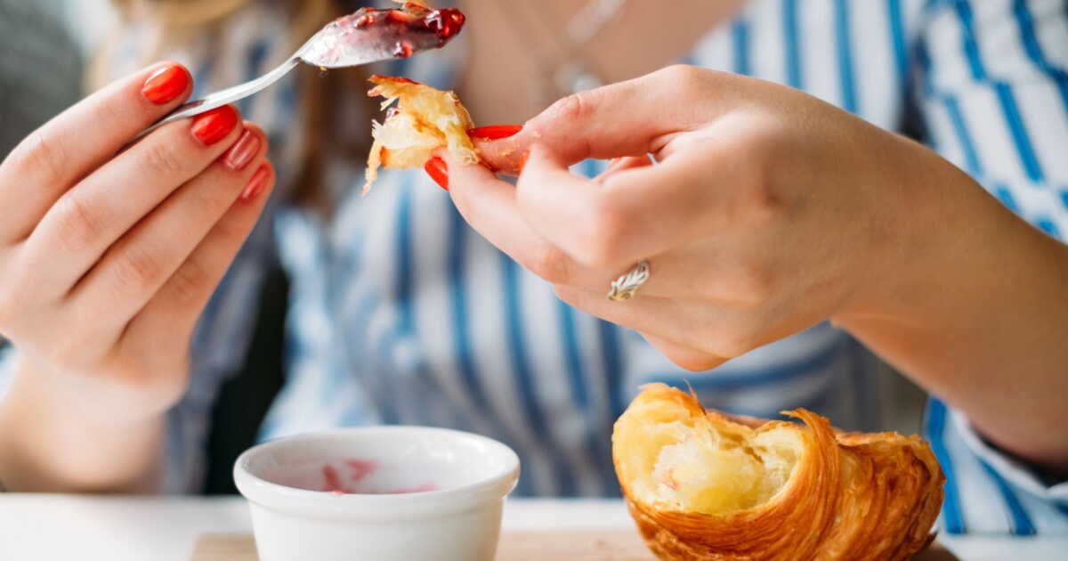 les dangers insoupçonnés du sucre le matin : l'alerte d'un médecin