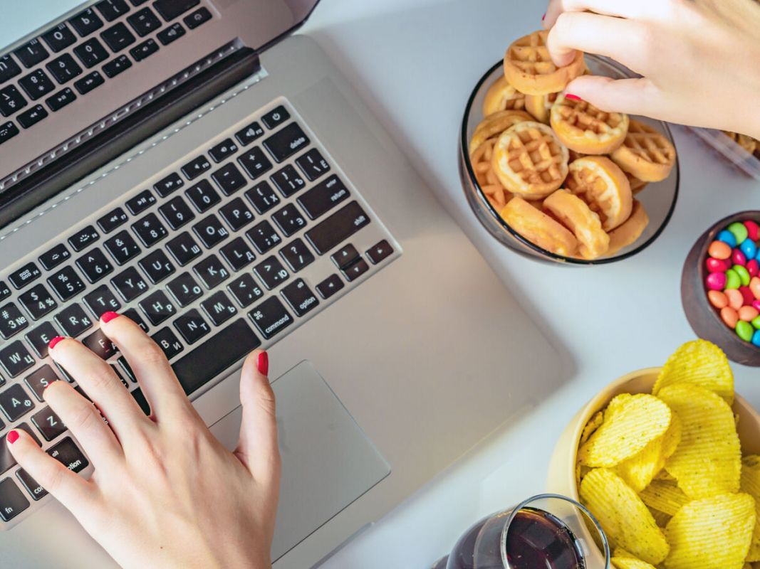 Grignoter malin : les snacks à éviter après 21h