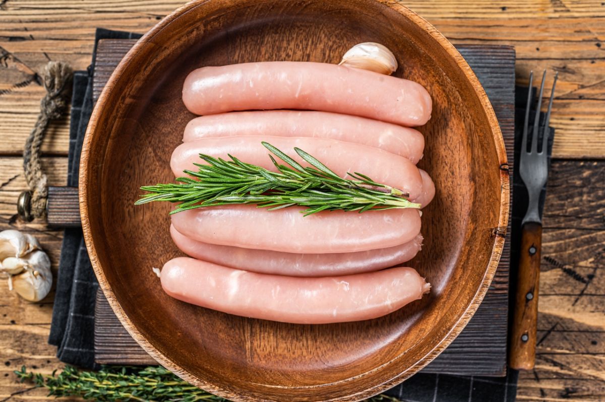 Rappel urgent : des saucisses contaminées à la listeria retirées des rayons en France