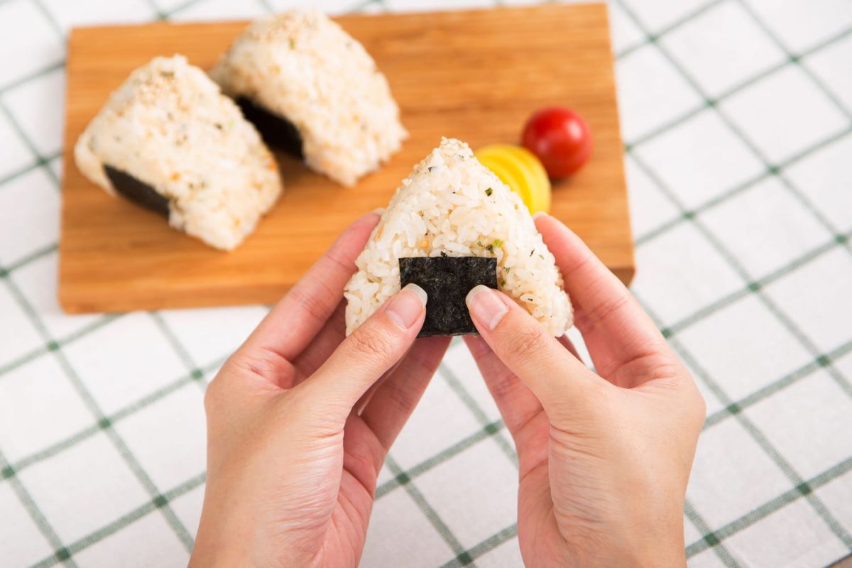 Transformez vos restes de riz en onigiri : la recette facile en 10 minutes