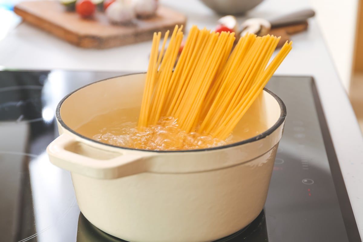 Attention : pourquoi ne faut-il pas manger des pâtes laissées à l'air libre ?