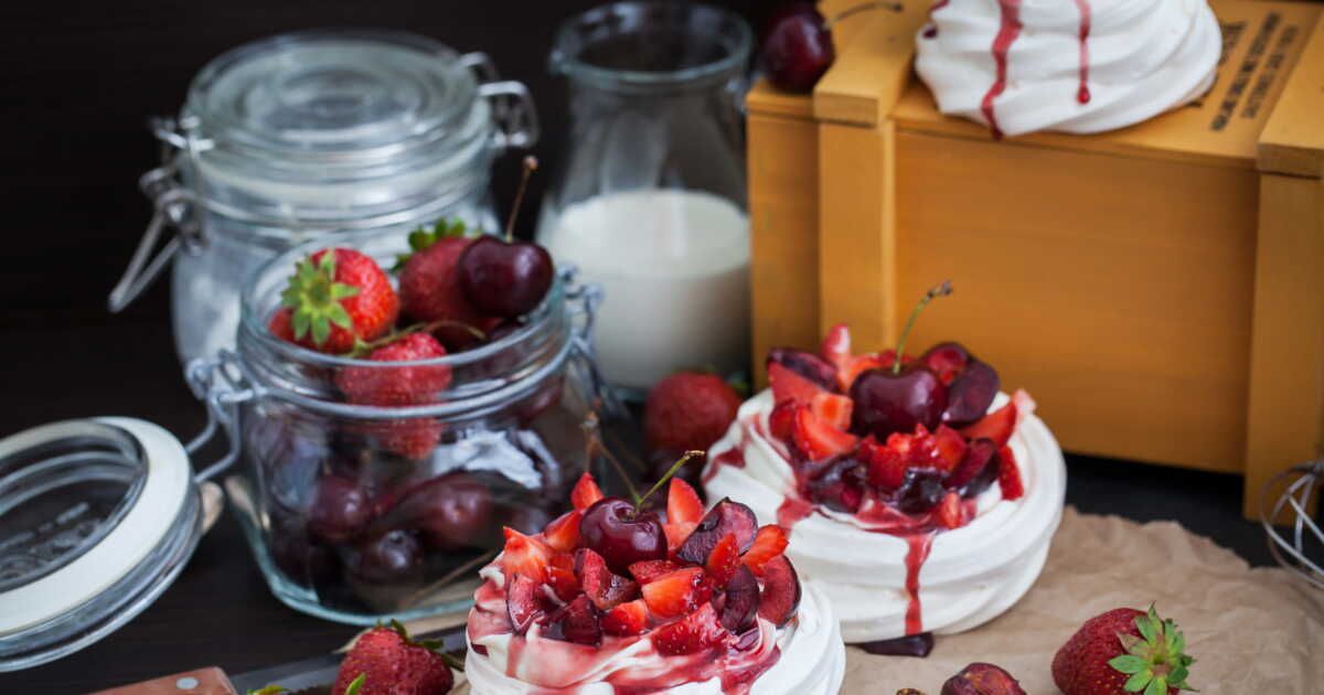 Éveillez vos papilles avec ces pavlovas printanières aux fruits rouges