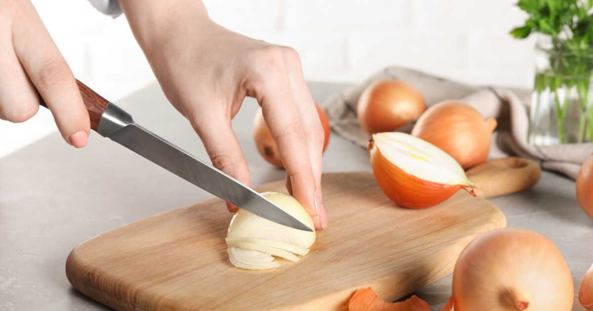 Évitez les larmes en coupant des oignons grâce à cette astuces de grand-mère