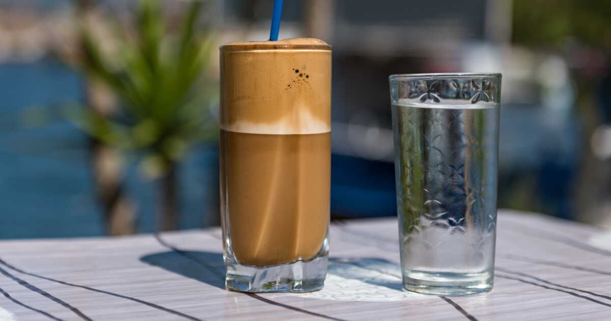 Le café frappé : l'accessoire incontournable pour un café grec à moins de 10€
