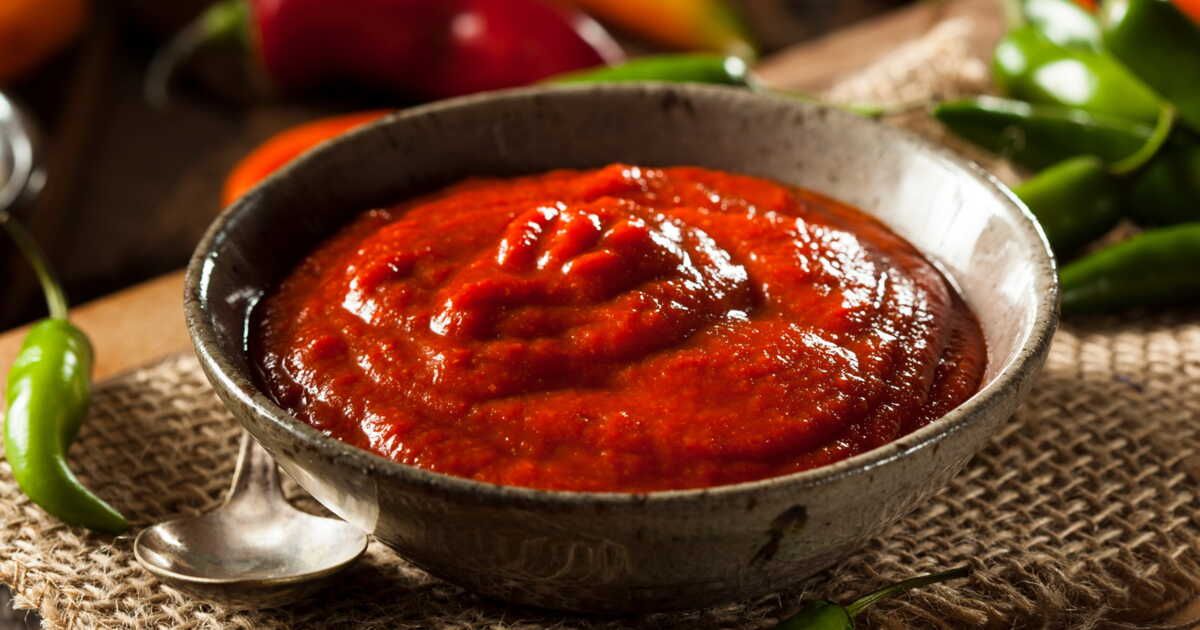 La recette maison de la sauce sriracha pour pimenter vos plats avec facilité