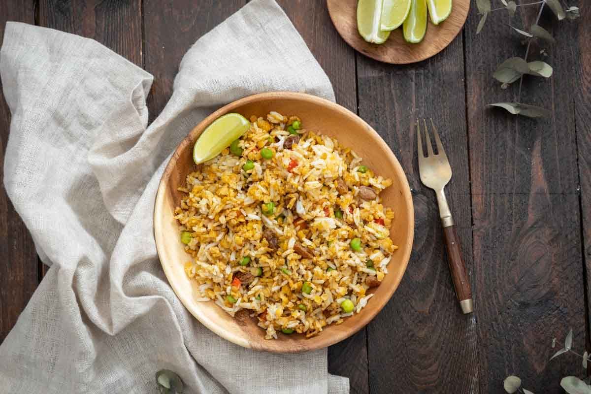 Une salade de riz au curry