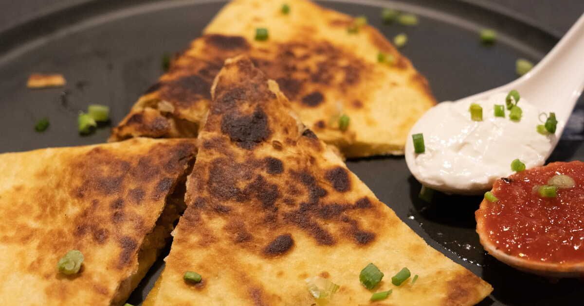 Des quesadillas au poulet et cheddar à tomber, recette rapide et savoureuse