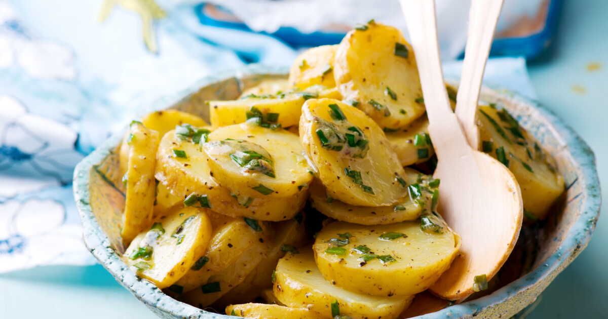 Accompagnement parfait pour barbecue : salade de pommes de terre croustillantes et sa sauce secrète
