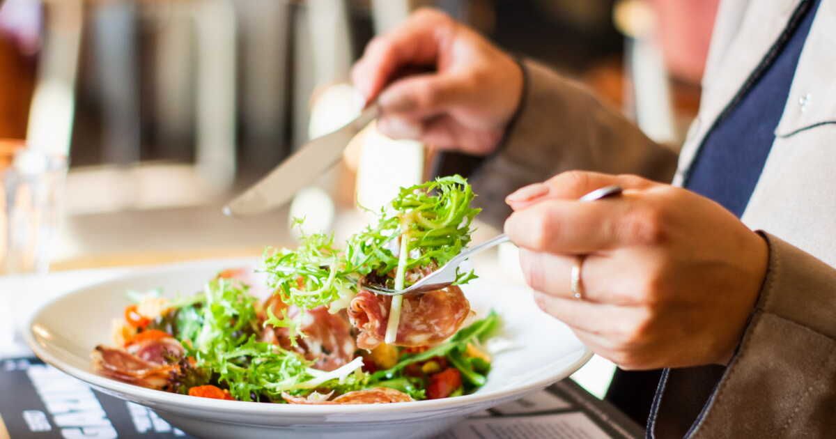 Comment éviter les ballonnements : les aliments à limiter pour un ventre plat