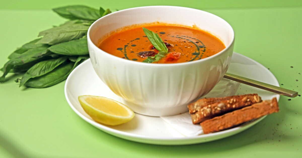 Savourer l'été en bols : découvrez nos recettes de soupe à la tomate