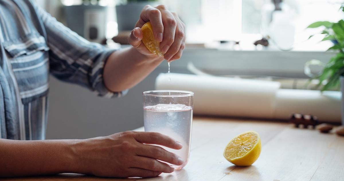 L’eau tiède citronnée : un allié pour votre foie ou juste un mythe ?