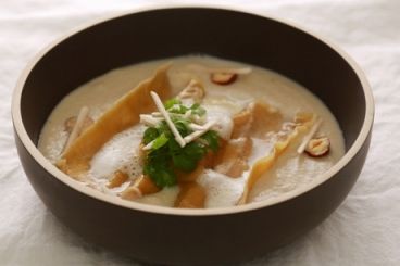 Un délice automnal : crème de champignons et raviole au foie gras