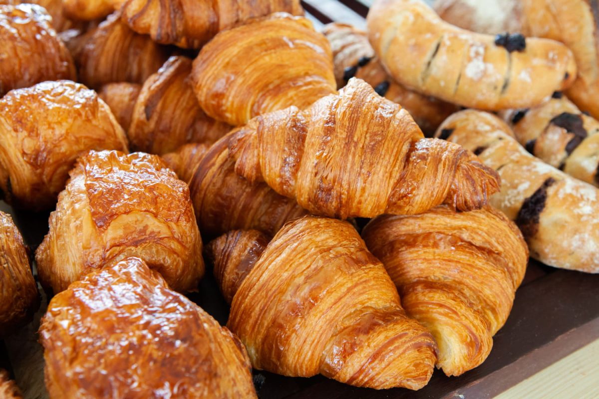 Une viennoiserie emblématique en danger : le pain au chocolat sur la sellette