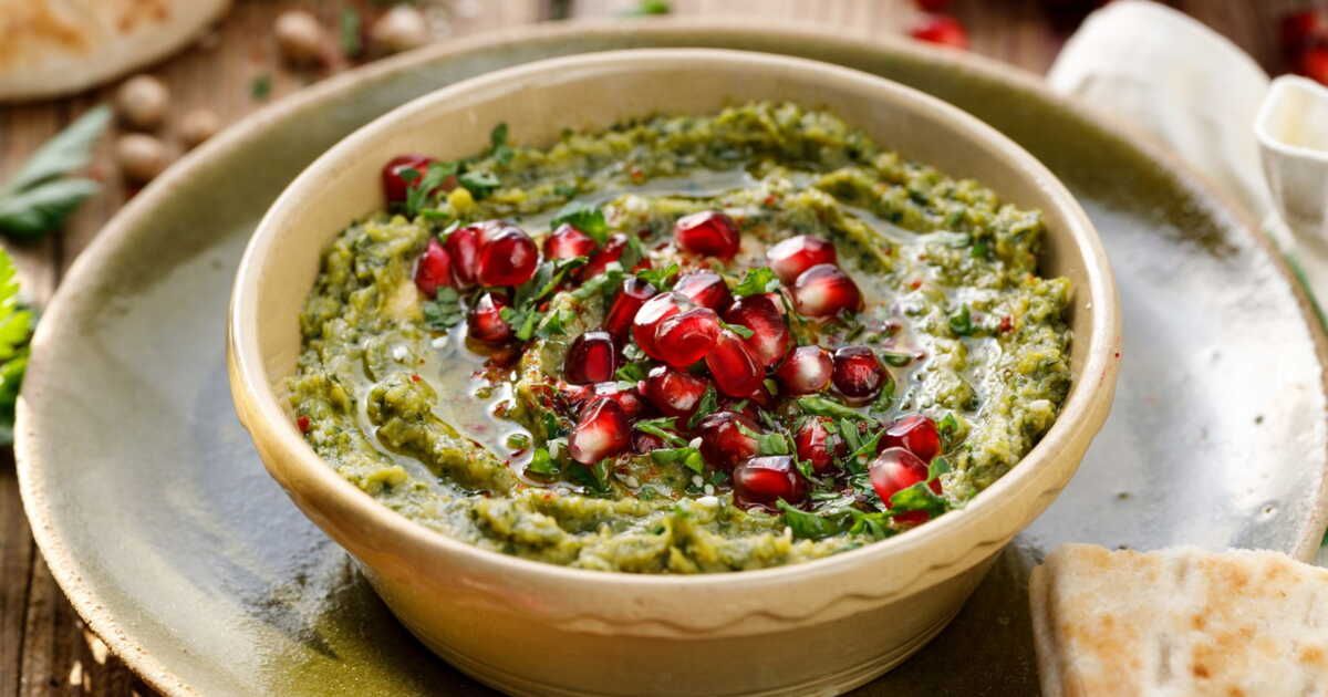 Savourez un apéro estival avec ce houmous aux courgettes et pistaches