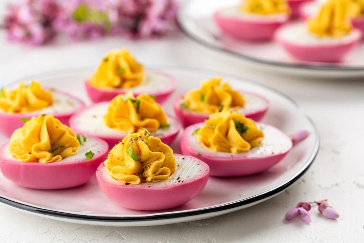 Des œufs mimosa colorés pour un repas de Pâques inoubliable
