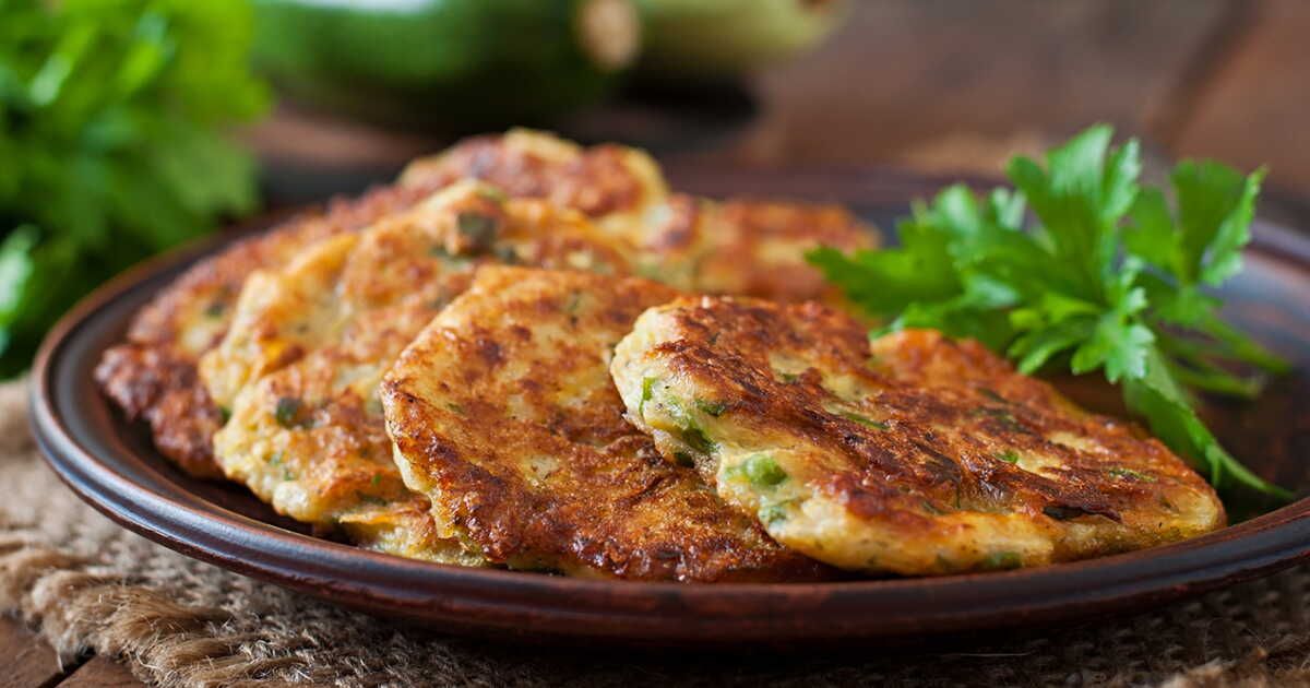 Découvrez les kolokythokeftedes : la délicieuse recette grecque des galettes de courgettes