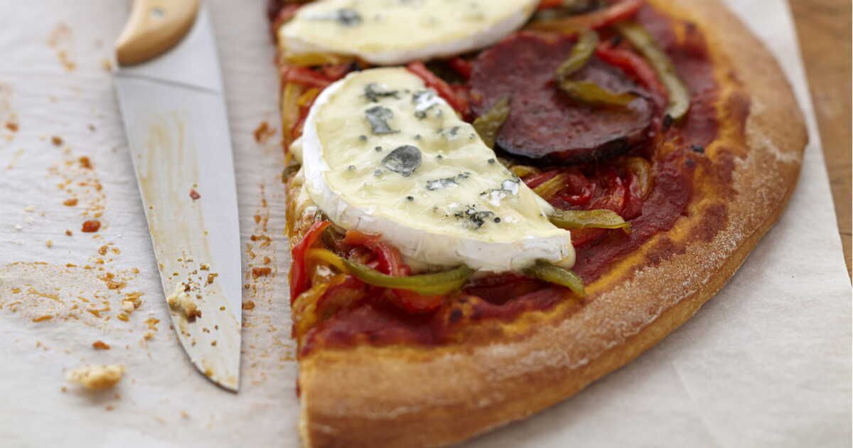 Pizza peperoni au bleu : un délice audacieux