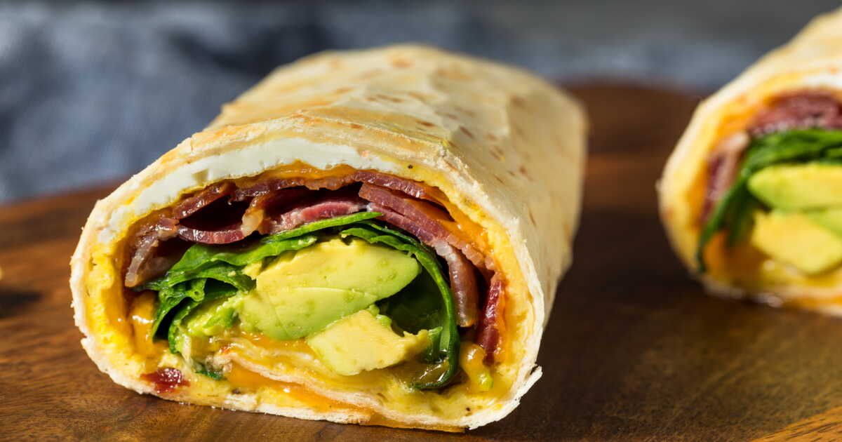 Un wrap délicieux aux œufs brouillés et avocats : la recette qui booste votre matinée