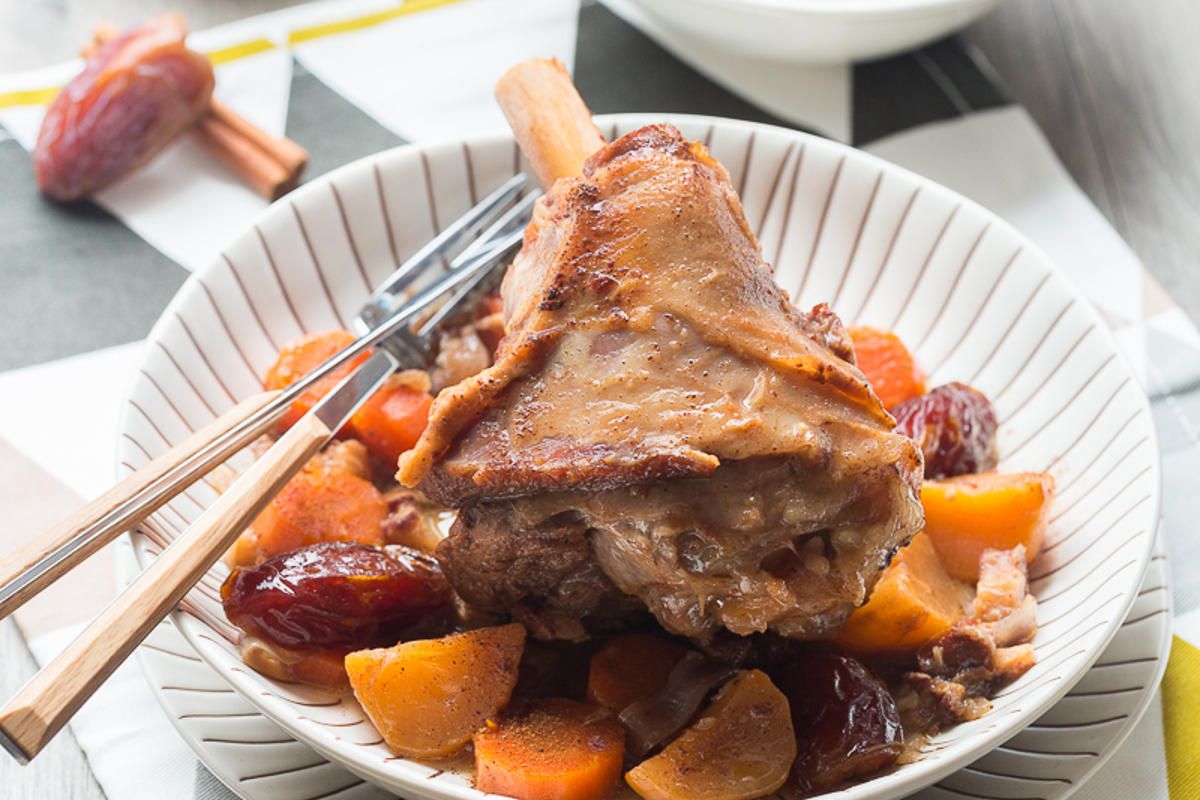 Souris d'agneau confites aux légumes d'hiver et dattes