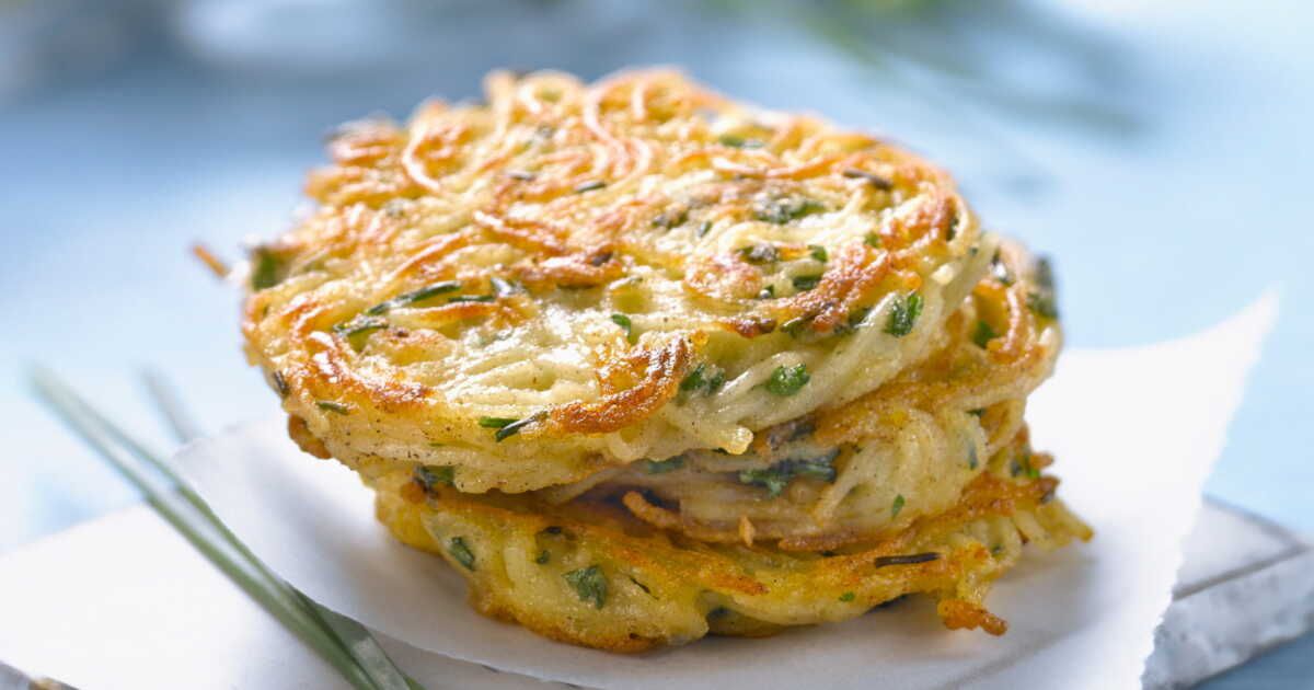 Un dîner express : découvrez la galette de pâtes au saumon pour régaler toute la famille