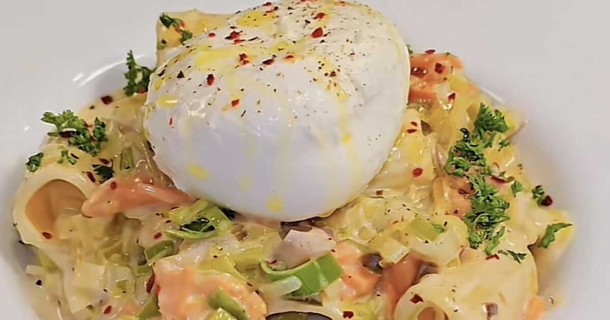 Des pâtes au saumon et au poireau rehaussées par une burrata délicieuse