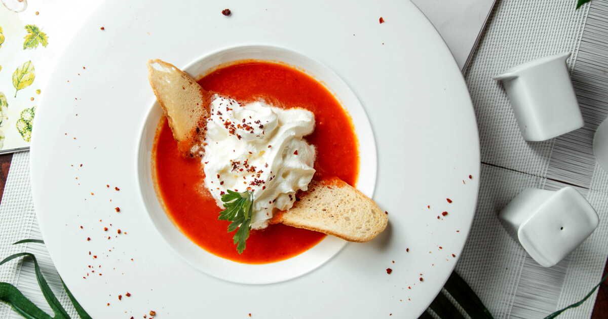 Une entrée estivale : gaspacho et chantilly à la burrata